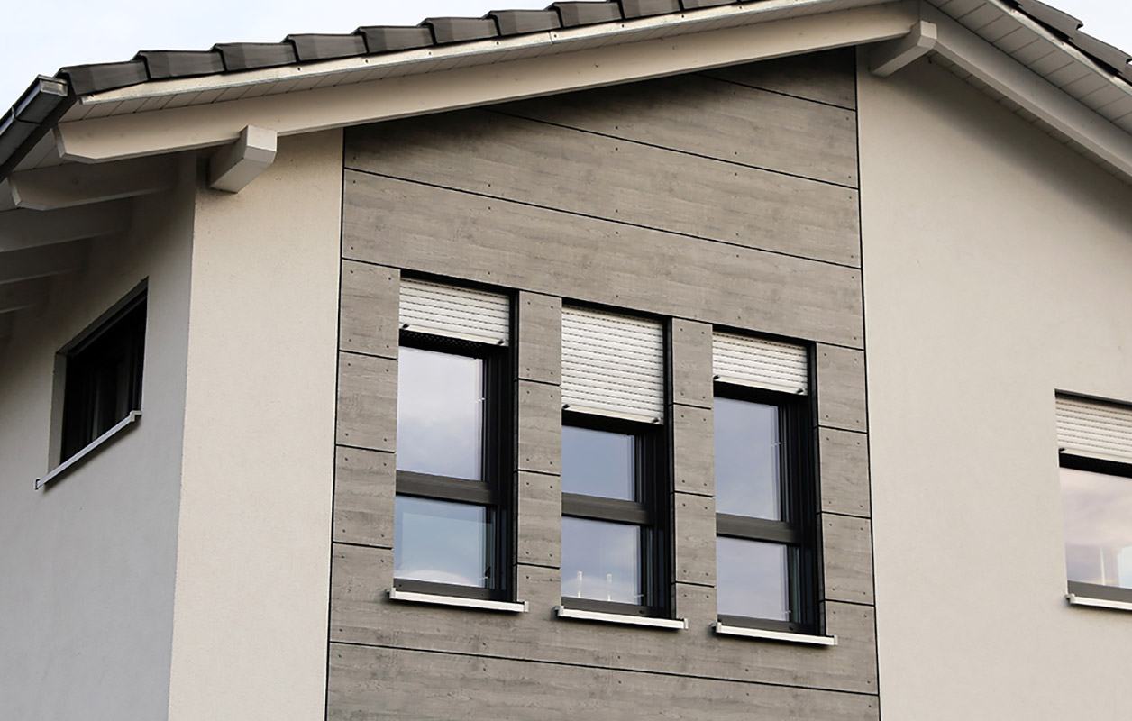 Nahaufnahme Holzfassade um Fenster in grau